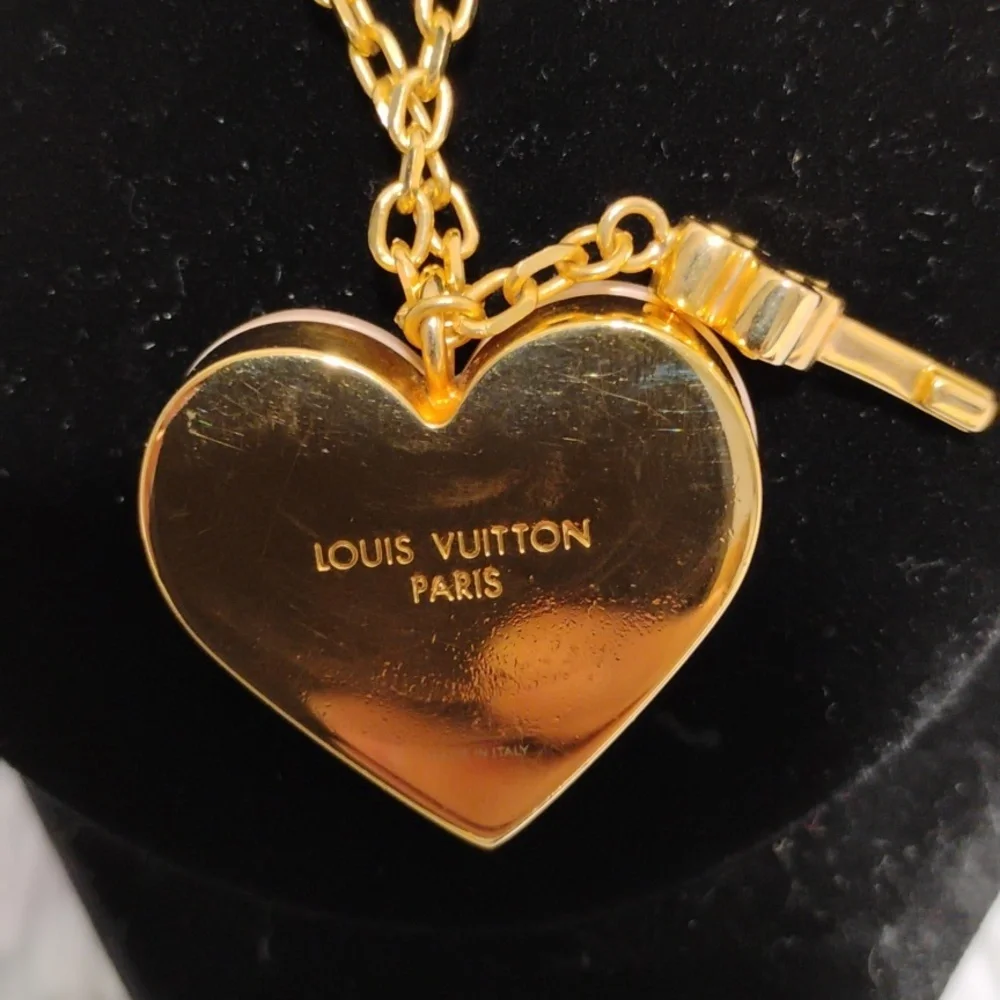 LOUIS VUITTON
Authentic Louis Vuitton
Resin 'Lock Me' Heart Pendant Necklace - Picture 4 of 16